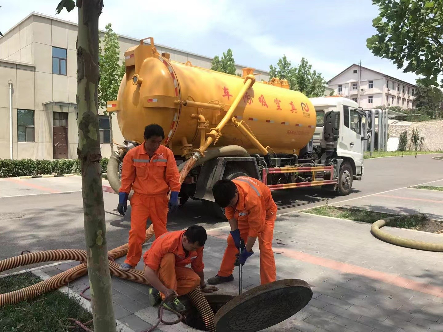 利津管道疏通车停在窨井附近